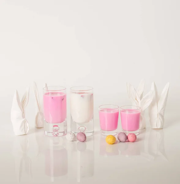 Renkli kümesi çilek, c ile dekore edilmiş içki içecekler, renk