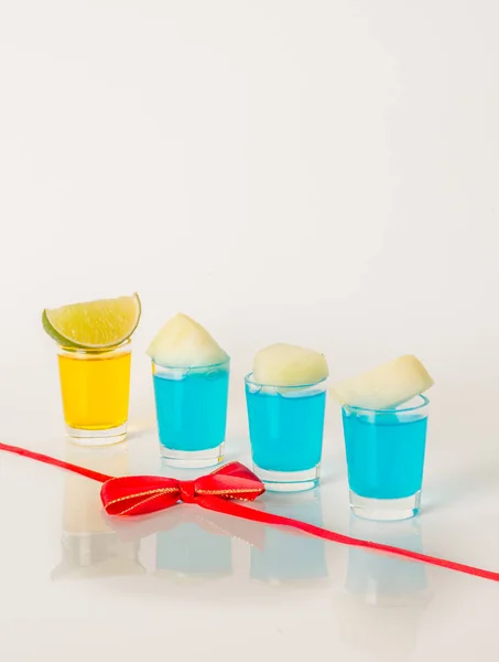 Colorido conjunto de bebidas, bebida de color decorado con limas, color — Foto de Stock