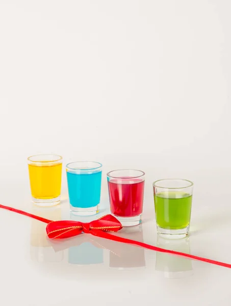 飲み物、色飲み物、赤、黄色の青、緑、コルのカラフルなセット — ストック写真