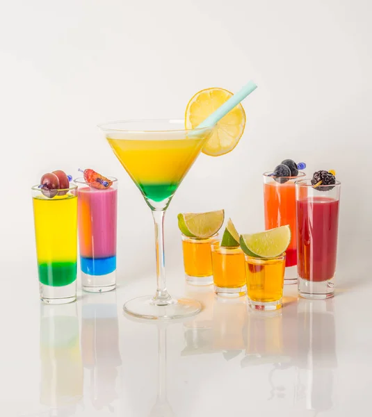 Set di bevande colorate, bevanda colorata decorata con lime, colore — Foto Stock