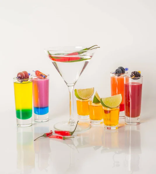 Kleurrijke set van dranken, kleur drinken versierd met limes, kleur — Stockfoto