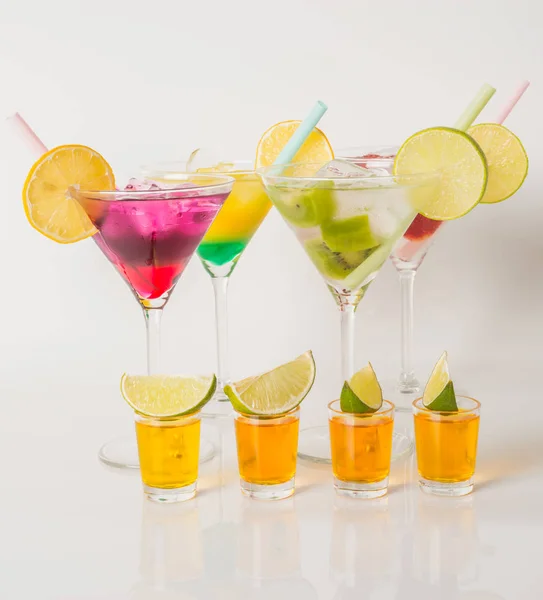 Kolorowy zestaw napojów, kolor napój ozdobione limes, kolor — Zdjęcie stockowe