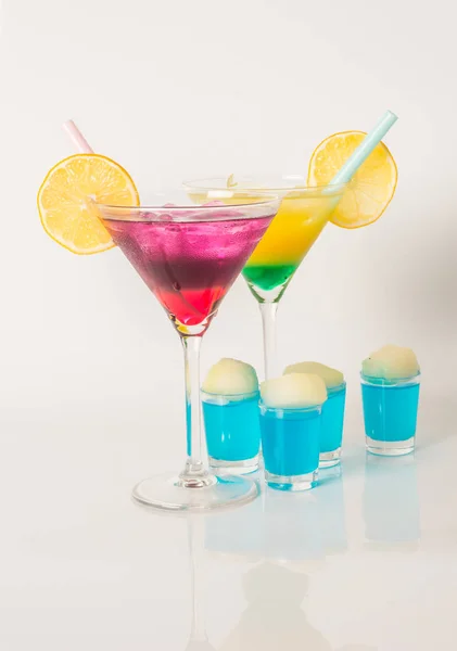 Conjunto colorido de bebidas, bebida de color decorada con fruta, color — Foto de Stock