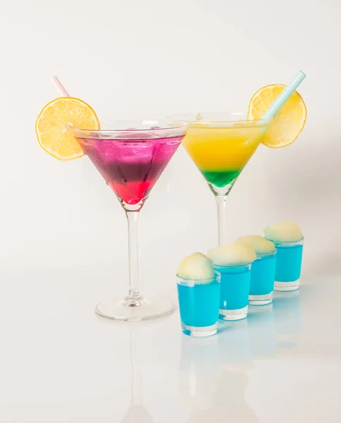 Conjunto colorido de bebidas, bebida de color decorada con fruta, color — Foto de Stock