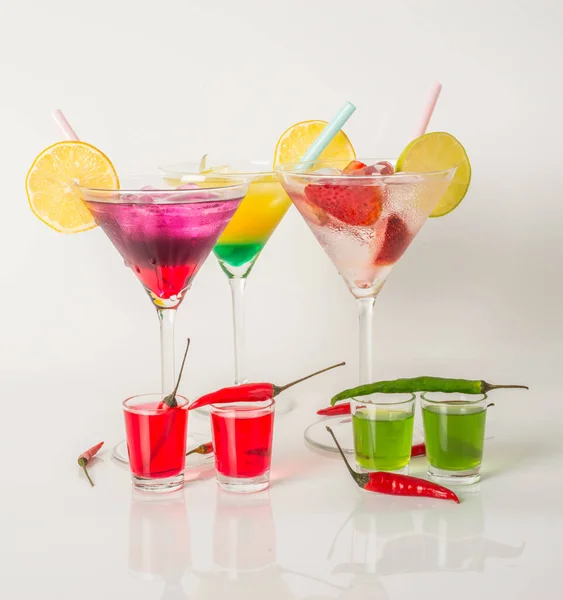Πολύχρωμο σύνολο ποτά, ποτό χρώμα διακοσμημένο με φρούτα, χρώμα — Φωτογραφία Αρχείου