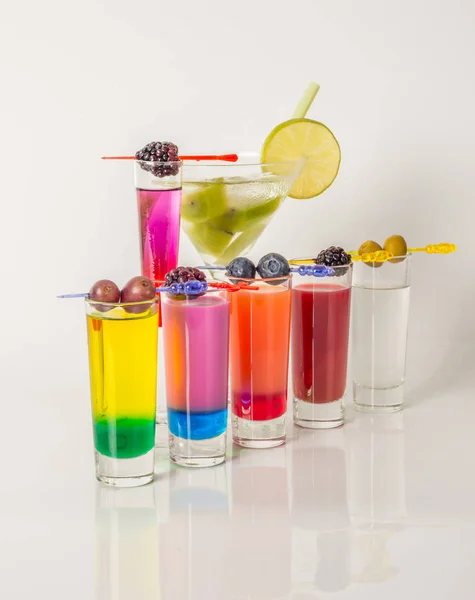 Conjunto colorido de bebidas, bebida colorida decorada com frutas, cor — Fotografia de Stock