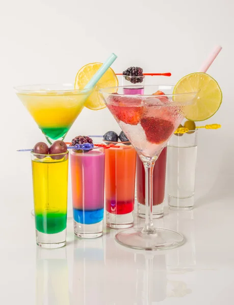 Conjunto colorido de bebidas, bebida colorida decorada com frutas, cor — Fotografia de Stock