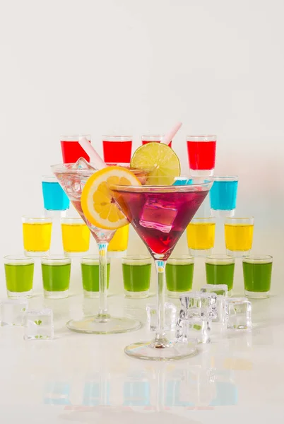 Set colorato di bevande, bevanda colorata decorata con frutta, molti c — Foto Stock