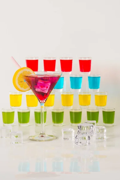 Bunte Reihe von Getränken, Farbgetränk mit Früchten dekoriert, viele c — Stockfoto