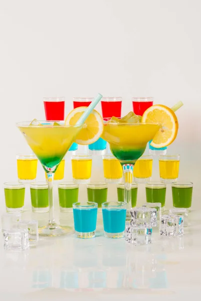 Πολύχρωμο σύνολο ποτά, ποτό χρώμα διακοσμημένο με φρούτα, πολλά c — Φωτογραφία Αρχείου