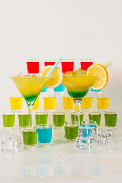 Colorido conjunto de bebidas, bebida de color decorado con frutas, muchos c — Foto de Stock