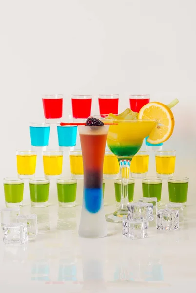 Colorido conjunto de bebidas, bebida de color decorado con frutas, muchos c — Foto de Stock