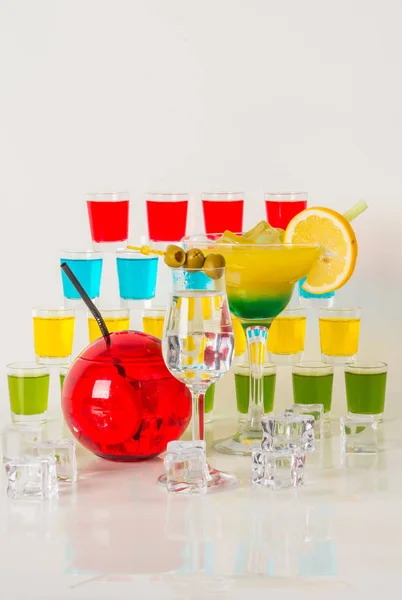 Colorido conjunto de bebidas, bebida de color decorado con frutas, muchos c — Foto de Stock