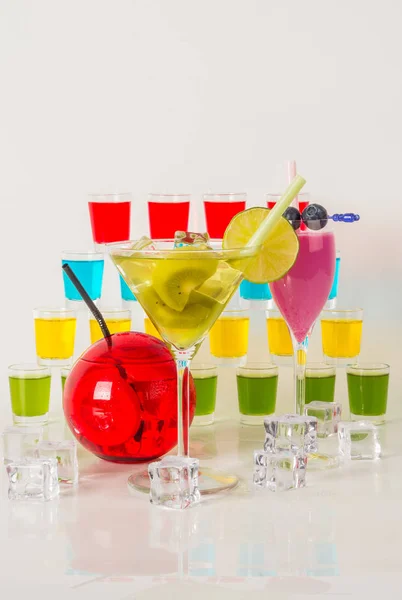 Conjunto colorido de bebidas, bebida colorida decorada com frutas, muitos c — Fotografia de Stock