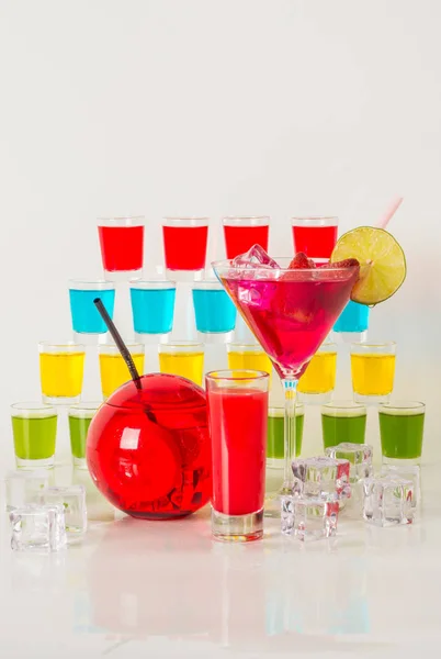 Colorido conjunto de bebidas, bebida de color decorado con frutas, muchos c — Foto de Stock