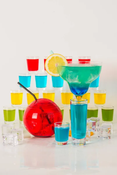 Colorido conjunto de bebidas, bebida de color decorado con frutas, muchos c — Foto de Stock