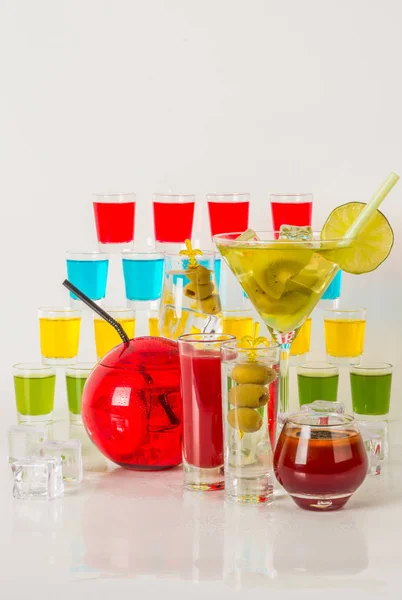 Set colorato di bevande, bevanda colorata decorata con frutta, molti c — Foto Stock