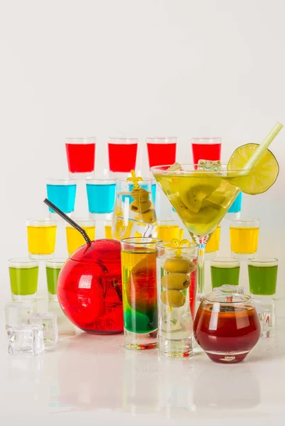 Conjunto colorido de bebidas, bebida colorida decorada com frutas, muitos c — Fotografia de Stock