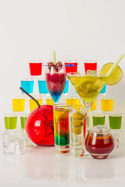 Πολύχρωμο σύνολο ποτά, ποτό χρώμα διακοσμημένο με φρούτα, πολλά c — Φωτογραφία Αρχείου