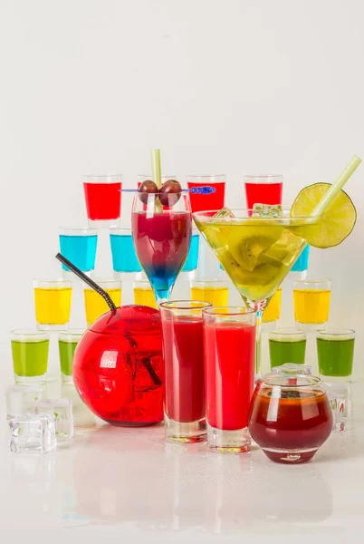 Kolorowy zestaw napojów, ozdobione kolor napój owoc, wiele c — Zdjęcie stockowe