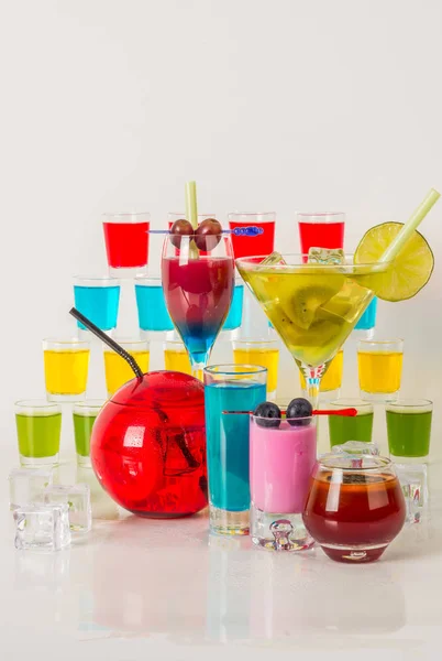 Kolorowy zestaw napojów, ozdobione kolor napój owoc, wiele c — Zdjęcie stockowe