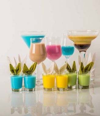 Renkli içecekler üzerinde süt Likörler, benzersiz pastel renkleri dayalı 