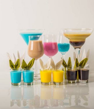 Renkli içecekler üzerinde süt Likörler, benzersiz pastel renkleri dayalı 