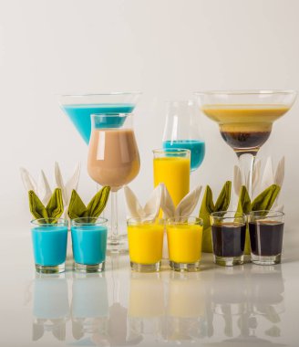 Renkli içecekler üzerinde süt Likörler, benzersiz pastel renkleri dayalı 