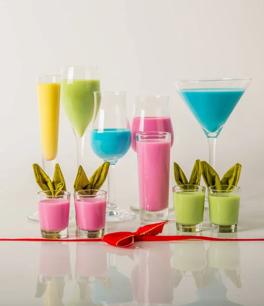 Renkli içecekler üzerinde süt Likörler, benzersiz pastel renkleri dayalı 