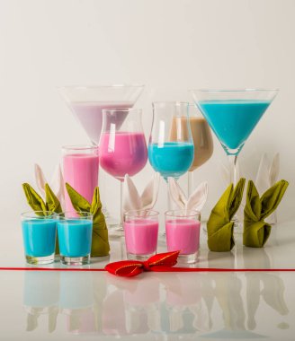 Renkli içecekler üzerinde süt Likörler, benzersiz pastel renkleri dayalı 