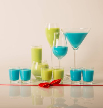 Renkli içecekler üzerinde süt Likörler, benzersiz pastel renkleri dayalı 