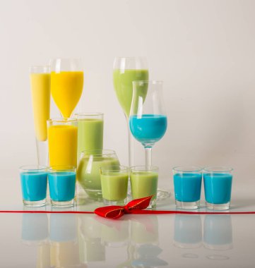 Renkli içecekler üzerinde süt Likörler, benzersiz pastel renkleri dayalı 