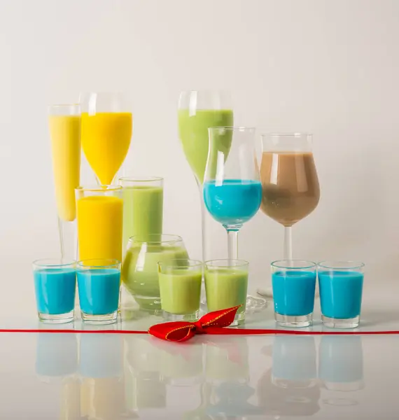 Kolorowe drinki, mleko likiery, unikalne kolory pastelowe — Zdjęcie stockowe