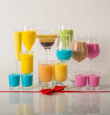 Renkli içecekler üzerinde süt Likörler, benzersiz pastel renkleri dayalı 