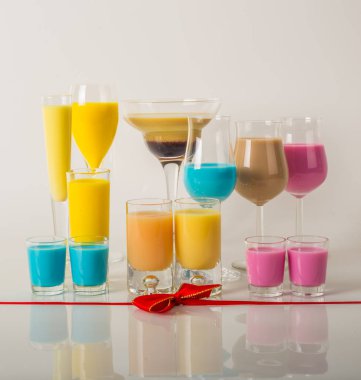 Renkli içecekler üzerinde süt Likörler, benzersiz pastel renkleri dayalı 