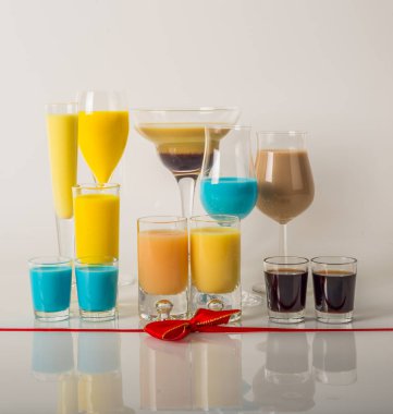 Renkli içecekler üzerinde süt Likörler, benzersiz pastel renkleri dayalı 