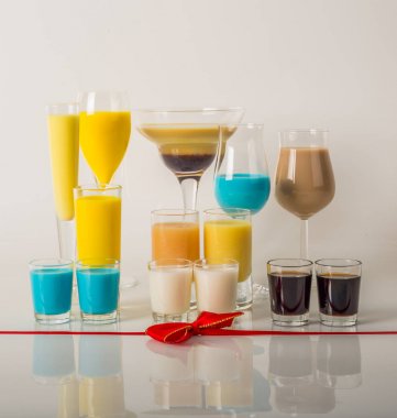 Renkli içecekler üzerinde süt Likörler, benzersiz pastel renkleri dayalı 