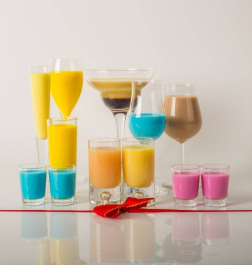 Renkli içecekler üzerinde süt Likörler, benzersiz pastel renkleri dayalı 