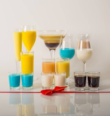 Renkli içecekler üzerinde süt Likörler, benzersiz pastel renkleri dayalı 