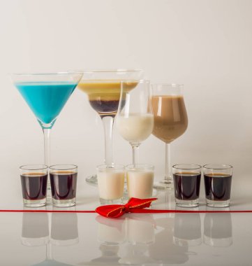 Renkli içecekler üzerinde süt Likörler, benzersiz pastel renkleri dayalı 