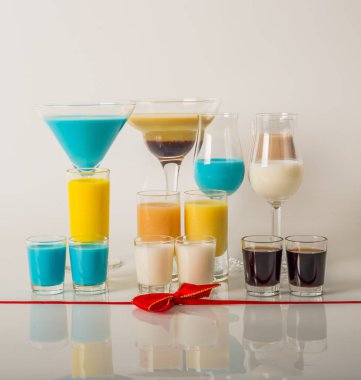 Renkli içecekler üzerinde süt Likörler, benzersiz pastel renkleri dayalı 