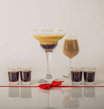 Renkli içecekler üzerinde süt Likörler, benzersiz pastel renkleri dayalı 