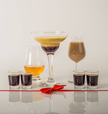 Renkli içecekler üzerinde süt Likörler, benzersiz pastel renkleri dayalı 