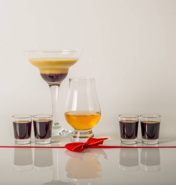 Renkli içecekler üzerinde süt Likörler, benzersiz pastel renkleri dayalı 