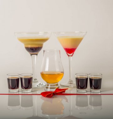 Renkli içecekler üzerinde süt Likörler, benzersiz pastel renkleri dayalı 