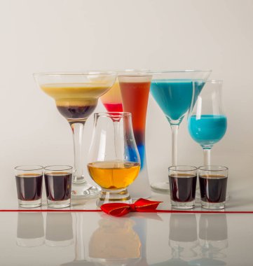 Renkli içecekler üzerinde süt Likörler, benzersiz pastel renkleri dayalı 