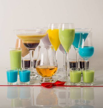 Renkli içecekler üzerinde süt Likörler, benzersiz pastel renkleri dayalı 