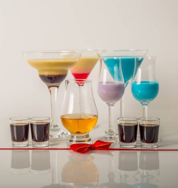 Renkli içecekler üzerinde süt Likörler, benzersiz pastel renkleri dayalı 