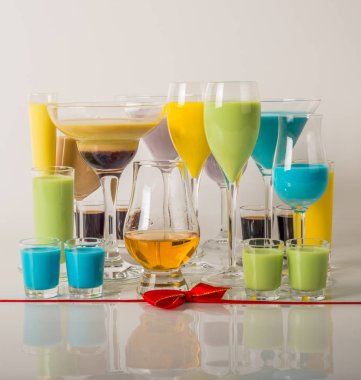 Renkli içecekler üzerinde süt Likörler, benzersiz pastel renkleri dayalı 