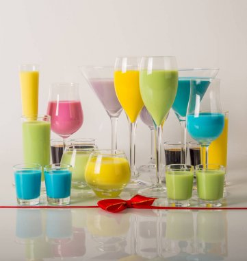 Renkli içecekler üzerinde süt Likörler, benzersiz pastel renkleri dayalı 